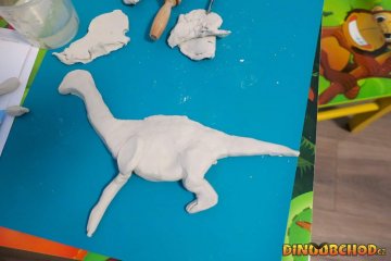 Hrejte si: Výroba dinosaura z modelíny ... skoro :-)